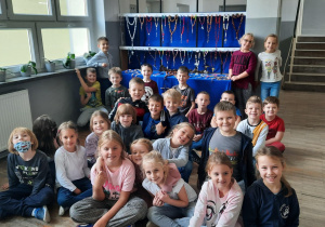 Dzieci z klasy Ia przed wystawą z różańcami.