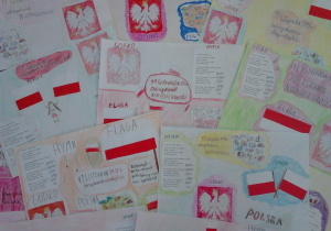 Prace uczniów klasy 3a – plakaty prezentujące polskie symbole narodowe.