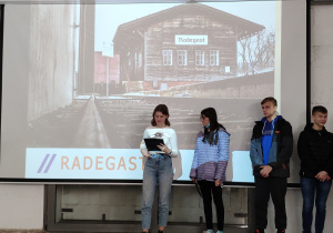Uczniowie prezentują wiadomości zebrane podczas warsztatów. Na ścianie widać obraz ze stacją Raderast.