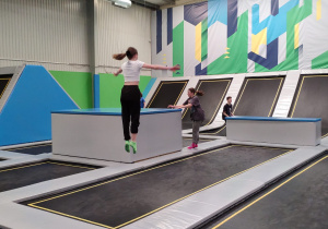 Uczennica skacze wysoko odbijając się od trampoliny