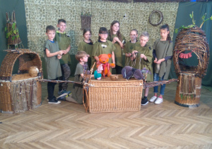 Zdjęcie przedstawia uczniów podczas warsztatów teatralnych; uczniowie realizują zlecone zadanie.
