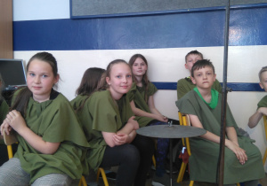 Zdjęcie przedstawia uczniów klasy trzeciej podczas warsztatów teatralnych.