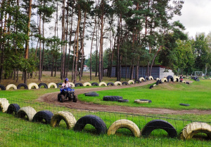 Uczniowie jadący na quadach.