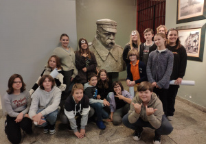 Uczniowie przy pomniku Józefa Piłsudskiego.