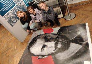 Grupa dziewczynek przy puzzlach przedstawiających sylwetkę Edwarda Śmigłego–Rydza