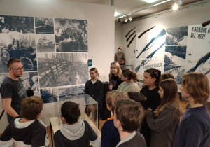 Uczniowie przy wystawie poświęconej pamiątkom po Antonim Barze.