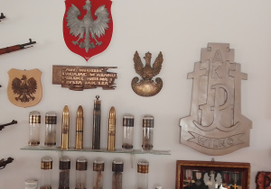 Zdjęcie przedstawia eksponaty znajdujące się w Muzeum Armii Krajowej Okręgu Wileńskiego