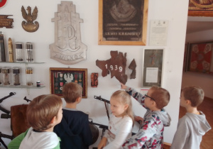 Zdjęcie przedstawia uczniów klasy 1a oglądających eksponaty znajdujące się w Muzeum Armii Krajowej Okręgu Wileńskiego