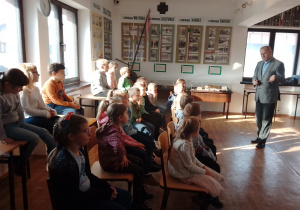 Zdjęcie przedstawia uczniów klasy 1a podczas prelekcji na temat eksponatów zgromadzonych w Muzeum Armii Krajowej Okręgu Wileńskiego