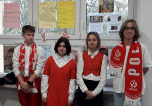 Uczniowie w barwach biało-czerwonych.