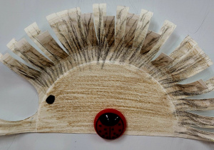 Zdjęcie przedstawia jeża wykonanego z papierowego talerzyka.