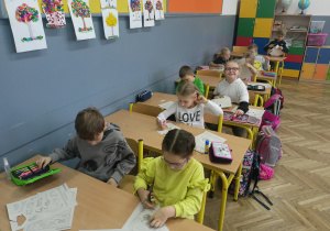 Zdjęcie przedstawia uczniów podczas realizacji jednego z zadań warsztatowych