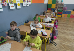 Zdjęcie przedstawia uczniów podczas realizacji jednego z zadań warsztatowych