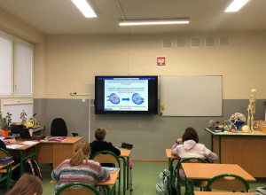 Nowoczesny zestaw interaktywny w pracowni biologicznej