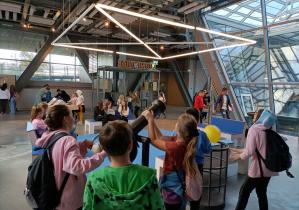 Dzieci eksperymentują w Centrum Nauki Kopernik.