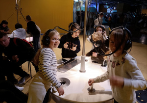 Dzieci eksperymentują w Centrum Nauki Kopernik.