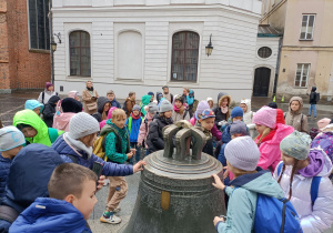 Dzieci okrążają Dzwon Zygmunta.