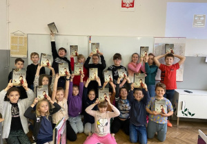 zdjęcie przedstawia uczniów klasy III b z książkami