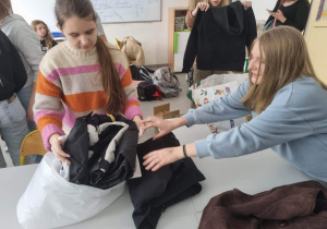Pakowanie i segregacja darów dla Domu Dziecka w Ukrainie.