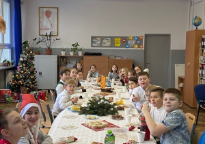 Zdjęcie przedstawia uczniów klasy 3b przy świątecznym stole