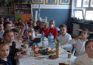 Zdjęcie przedstawia uczniów klasy 2a przy świątecznym stole