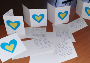 Kartki walentynkowe dla ukraińskich żołnierzy napisane cyrylicą przez uczniów z Ukrainy.