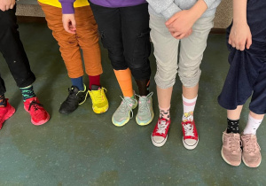 Uczniowie w kolorowych skarpetach.