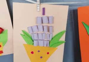 Zdjęcie przedstawia hiacynta wykonanego z rolek po papierze toaletowym przez uczniów klasy 2a.