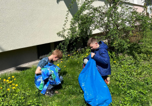 Uczniowie sprzątają Skwer Olszynki Grochowskiej