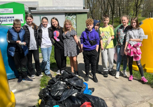 Uczniowie sprzątają Skwer Olszynki Grochowskiej