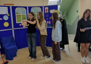 Uczniowie z klasy 6B podczas wystawiania przedstawienia: Cinderella.
