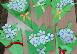 Papierowe bukiety kwiatów - prace uczniów klasy 2a