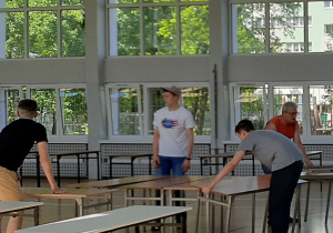 Ustawianie ławek w sali gimnastycznej.