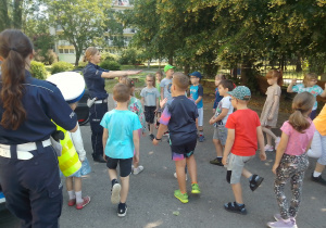 Dzieci wykonują rozgrzewkę prowadzoną przez Panie policjantki.