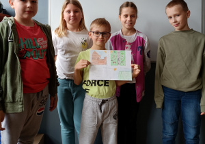 Uczniowie kl. 3a prezentują folder o Warszawie.
