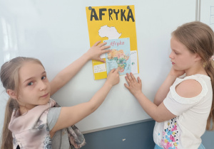 Uczennice prezentują ciekawostki o Afryce.