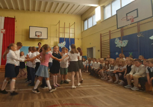 Taniec w wykonaniu klasy pierwszej.