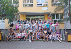 Uczniowie przed wejściem do szkoły żegnający lato.