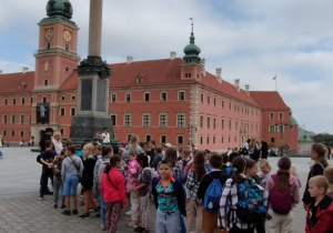 Uczniowie przed Zamkiem Królewskim w Warszawie