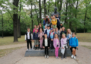 Uczniowie klasy 3a przed pomnikiem Henryka Sienkiewicza