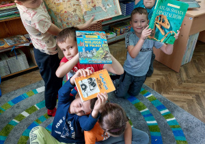 Dzieci z klasy 1c podczas lekcji bibliotecznej
