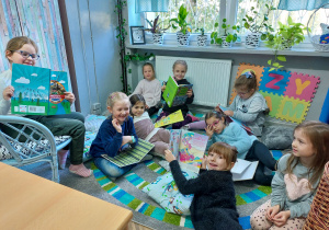 Dzieci z klasy 1a podczas lekcji bibliotecznej