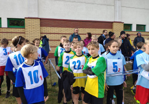 Reprezentacja chłopców naszej szkoły przygotowana do biegu