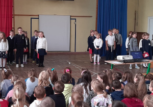 Występ uczniów klasy 2a - śpiewanie piosenki