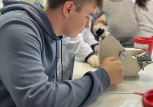 Uczeń podczas badań żywności przy mikroskopie