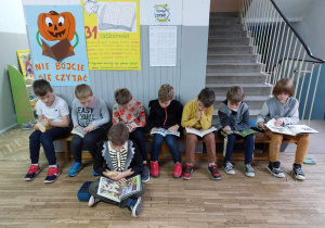 Uczniowie czytający ksiązki w czasie przerwy.