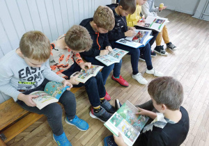Uczniowie czytający ksiązki w czasie przerwy.