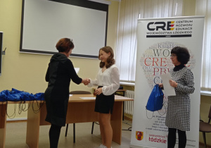 Maja Malinowska otrzymuje dyplom od dyrektor CRE - Teresy Łęckiej