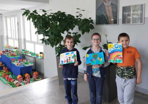 Uczniowie biorący udział w ogólnopolskim konkursie Tolerancja-palcem malowana.