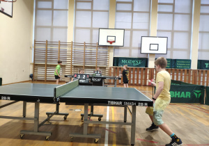 Chłopcy podczas gier indywidualnych w tenisa stołowego